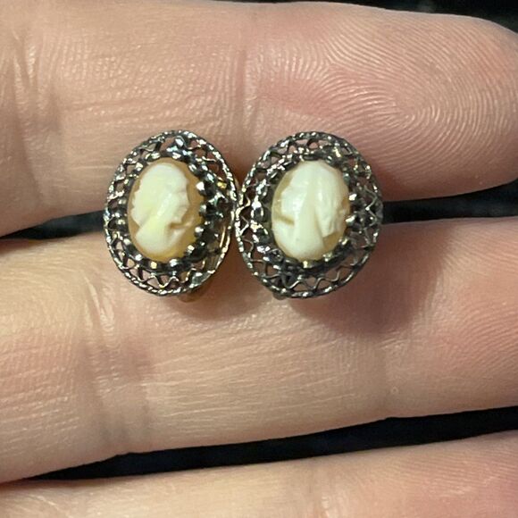 VTG Reis & Co. 1/20 12k Gold Filled Filigree Tiny Cameo Screw Back Earrings - Picture 1 of 7